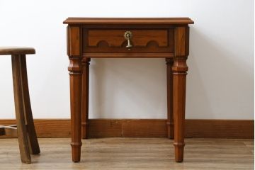 中古　DREXEL HERITAGE(ドレクセルヘリテイジ)　細部までこだわりの詰まったデザインが素敵なサイドテーブル(ローテーブル、ナイトテーブル)(R-078160)