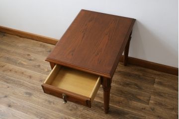中古　DREXEL HERITAGE(ドレクセルヘリテイジ)　細部までこだわりの詰まったデザインが素敵なサイドテーブル(ローテーブル、ナイトテーブル)(R-078160)
