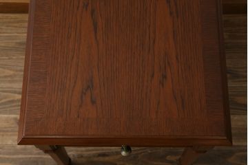 中古　DREXEL HERITAGE(ドレクセルヘリテイジ)　細部までこだわりの詰まったデザインが素敵なサイドテーブル(ローテーブル、ナイトテーブル)(R-078160)