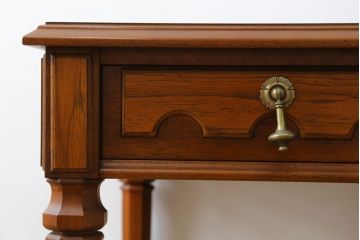 中古　DREXEL HERITAGE(ドレクセルヘリテイジ)　細部までこだわりの詰まったデザインが素敵なサイドテーブル(ローテーブル、ナイトテーブル)(R-078160)