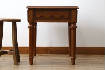 中古　DREXEL HERITAGE(ドレクセルヘリテイジ)　細部までこだわりの詰まったデザインが素敵なサイドテーブル(ローテーブル、ナイトテーブル)(R-078160)