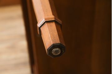 中古　DREXEL HERITAGE(ドレクセルヘリテイジ)　細部までこだわりの詰まったデザインが素敵なサイドテーブル(ローテーブル、ナイトテーブル)(R-078160)