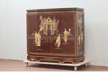 中古　美品　高級輸入家具　シノワズリ様式　異国情緒溢れるキャビネット(収納棚、戸棚、サイドボード、サイドキャビネット、中国美術)(R-078166)