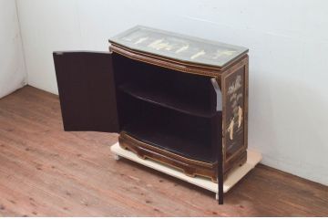 中古　美品　高級輸入家具　シノワズリ様式　異国情緒溢れるキャビネット(収納棚、戸棚、サイドボード、サイドキャビネット、中国美術)(R-078166)