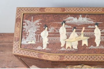 中古　美品　高級輸入家具　シノワズリ様式　異国情緒溢れるキャビネット(収納棚、戸棚、サイドボード、サイドキャビネット、中国美術)(R-078166)
