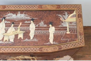中古　美品　高級輸入家具　シノワズリ様式　異国情緒溢れるキャビネット(収納棚、戸棚、サイドボード、サイドキャビネット、中国美術)(R-078166)
