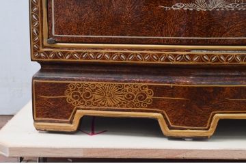中古　美品　高級輸入家具　シノワズリ様式　異国情緒溢れるキャビネット(収納棚、戸棚、サイドボード、サイドキャビネット、中国美術)(R-078166)