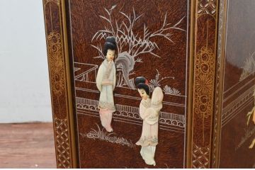 中古　美品　高級輸入家具　シノワズリ様式　異国情緒溢れるキャビネット(収納棚、戸棚、サイドボード、サイドキャビネット、中国美術)(R-078166)