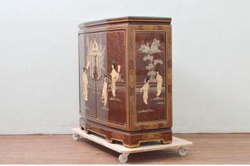中古　美品　高級輸入家具　シノワズリ様式　異国情緒溢れるキャビネット(収納棚、戸棚、サイドボード、サイドキャビネット、中国美術)(R-078166)