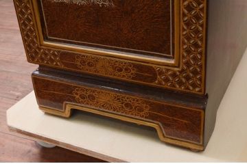 中古　美品　高級輸入家具　シノワズリ様式　異国情緒溢れるキャビネット(収納棚、戸棚、サイドボード、サイドキャビネット、中国美術)(R-078166)