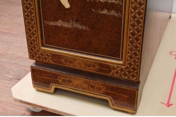 中古　美品　高級輸入家具　シノワズリ様式　異国情緒溢れるキャビネット(収納棚、戸棚、サイドボード、サイドキャビネット、中国美術)(R-078166)