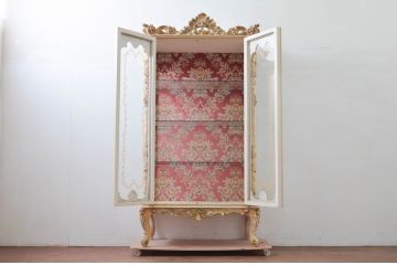 中古　高級輸入家具　ロココ調　華やかな空間づくりにおすすめの三面ガラスキャビネット(キュリオケース、ガラスケース、ショーケース、飾り棚、陳列棚、店舗什器)(定価推定約150万円)(R-078170)