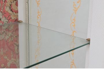 中古　高級輸入家具　ロココ調　華やかな空間づくりにおすすめの三面ガラスキャビネット(キュリオケース、ガラスケース、ショーケース、飾り棚、陳列棚、店舗什器)(定価推定約150万円)(R-078170)