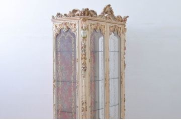 中古　高級輸入家具　ロココ調　華やかな空間づくりにおすすめの三面ガラスキャビネット(キュリオケース、ガラスケース、ショーケース、飾り棚、陳列棚、店舗什器)(定価推定約150万円)(R-078170)