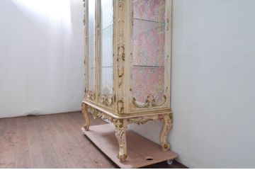 中古　高級輸入家具　ロココ調　華やかな空間づくりにおすすめの三面ガラスキャビネット(キュリオケース、ガラスケース、ショーケース、飾り棚、陳列棚、店舗什器)(定価推定約150万円)(R-078170)