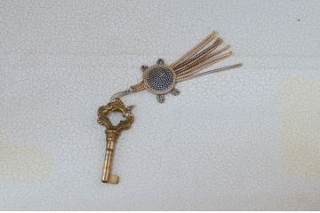 中古　高級輸入家具　ロココ調　華やかな空間づくりにおすすめの三面ガラスキャビネット(キュリオケース、ガラスケース、ショーケース、飾り棚、陳列棚、店舗什器)(定価推定約150万円)(R-078170)