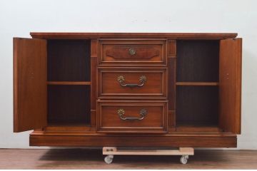 中古　美品　DREXEL HERITAGE(ドレクセルヘリテイジ)　FRANCESCA(フランチェスカ)シリーズ　上品なモールディングの装飾が高級感を高めるサイドボード(クレデンザ、クリデンザ、収納棚、戸棚、サイドキャビネット)(R-078172)