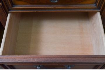 中古　美品　DREXEL HERITAGE(ドレクセルヘリテイジ)　FRANCESCA(フランチェスカ)シリーズ　上品なモールディングの装飾が高級感を高めるサイドボード(クレデンザ、クリデンザ、収納棚、戸棚、サイドキャビネット)(R-078172)