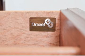 中古　美品　DREXEL HERITAGE(ドレクセルヘリテイジ)　FRANCESCA(フランチェスカ)シリーズ　上品なモールディングの装飾が高級感を高めるサイドボード(クレデンザ、クリデンザ、収納棚、戸棚、サイドキャビネット)(R-078172)