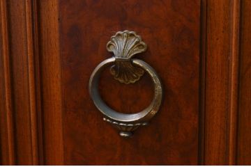 中古　美品　DREXEL HERITAGE(ドレクセルヘリテイジ)　FRANCESCA(フランチェスカ)シリーズ　上品なモールディングの装飾が高級感を高めるサイドボード(クレデンザ、クリデンザ、収納棚、戸棚、サイドキャビネット)(R-078172)
