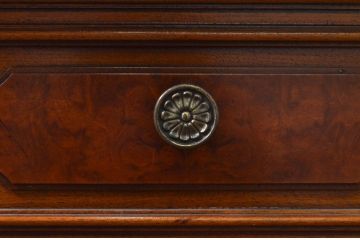 中古　美品　DREXEL HERITAGE(ドレクセルヘリテイジ)　FRANCESCA(フランチェスカ)シリーズ　上品なモールディングの装飾が高級感を高めるサイドボード(クレデンザ、クリデンザ、収納棚、戸棚、サイドキャビネット)(R-078172)