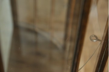 イギリスアンティーク　マホガニー材　品のある佇まいが魅力的な猫脚キャビネット　(R-078173)