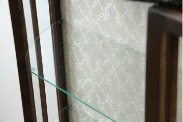 イギリスアンティーク　マホガニー材　品のある佇まいが魅力的な猫脚キャビネット　(R-078173)