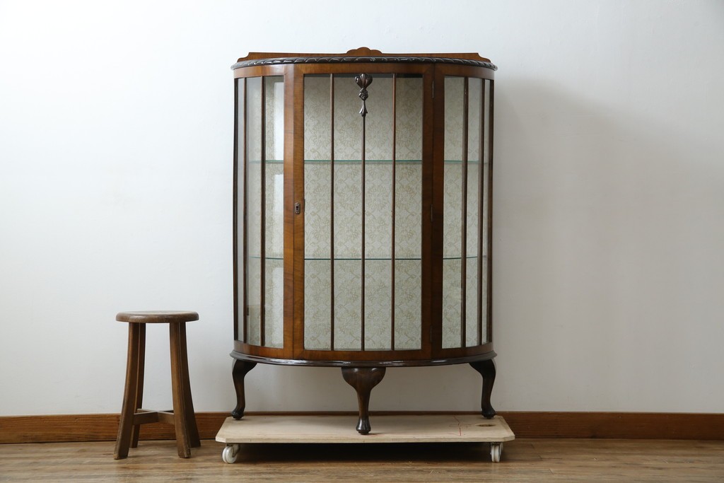 イギリスアンティーク　マホガニー材　品のある佇まいが魅力的な猫脚キャビネット　(R-078173)