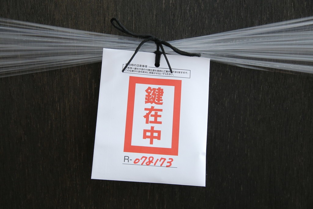 イギリスアンティーク　マホガニー材　品のある佇まいが魅力的な猫脚キャビネット　(R-078173)