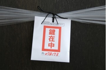 イギリスアンティーク　マホガニー材　品のある佇まいが魅力的な猫脚キャビネット　(R-078173)