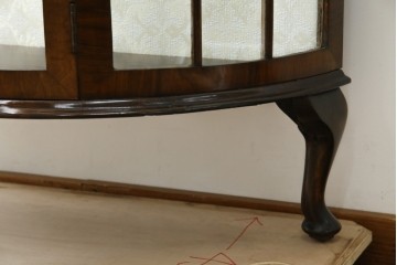 イギリスアンティーク　マホガニー材　品のある佇まいが魅力的な猫脚キャビネット　(R-078173)