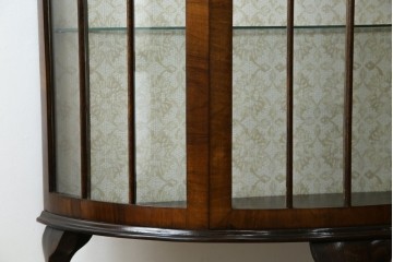 イギリスアンティーク　マホガニー材　品のある佇まいが魅力的な猫脚キャビネット　(R-078173)