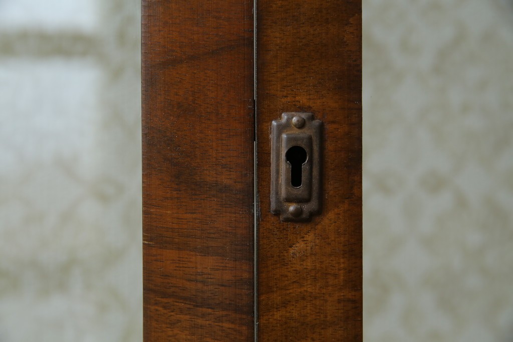 イギリスアンティーク　マホガニー材　品のある佇まいが魅力的な猫脚キャビネット　(R-078173)