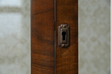 イギリスアンティーク　マホガニー材　品のある佇まいが魅力的な猫脚キャビネット　(R-078173)