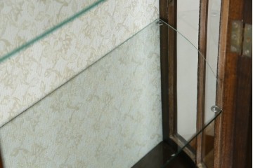 イギリスアンティーク　マホガニー材　品のある佇まいが魅力的な猫脚キャビネット　(R-078173)