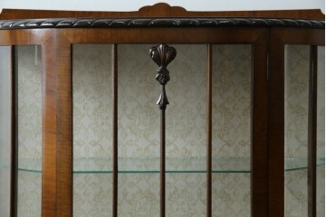 イギリスアンティーク　マホガニー材　品のある佇まいが魅力的な猫脚キャビネット　(R-078173)