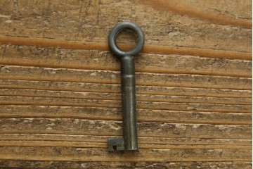 イギリスアンティーク　マホガニー材　品のある佇まいが魅力的な猫脚キャビネット　(R-078173)