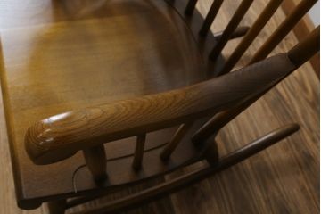 中古　美品　飛騨産業　キツツキ　穂高シリーズ　WINDSOR　ハイバックのゆったりとした座り心地が魅力的なロッキングチェア(アームチェア、板座チェア、揺り椅子)(R-078182)