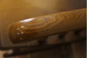 中古　美品　飛騨産業　キツツキ　穂高シリーズ　WINDSOR　ハイバックのゆったりとした座り心地が魅力的なロッキングチェア(アームチェア、板座チェア、揺り椅子)(R-078182)