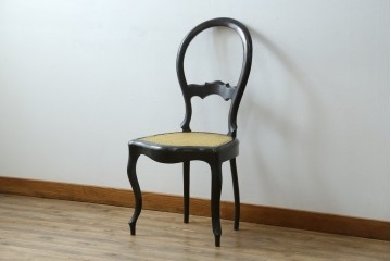 中古　柔らかな曲線を描くデザインが目を惹くバルーンバックダイニングチェア　(R-078183)