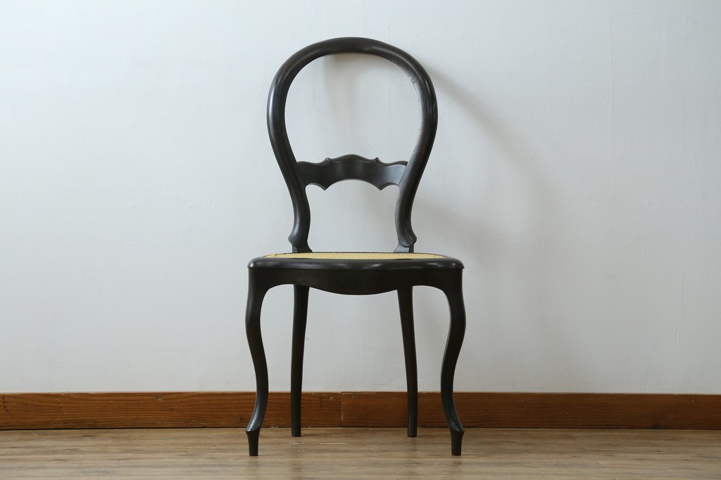 中古　柔らかな曲線を描くデザインが目を惹くバルーンバックダイニングチェア　(R-078183)