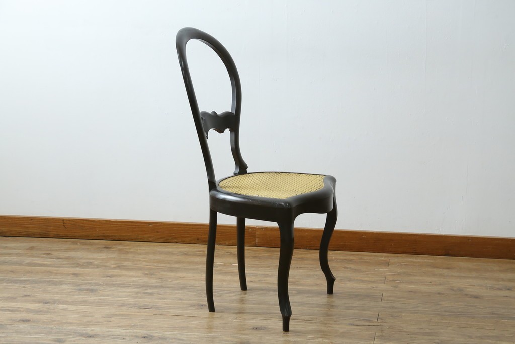 中古　柔らかな曲線を描くデザインが目を惹くバルーンバックダイニングチェア　(R-078183)