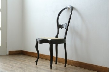 中古　柔らかな曲線を描くデザインが目を惹くバルーンバックダイニングチェア　(R-078183)