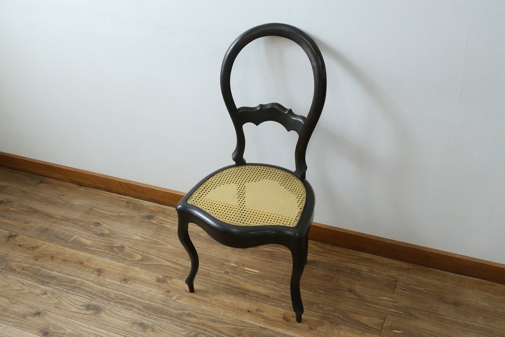 中古　柔らかな曲線を描くデザインが目を惹くバルーンバックダイニングチェア　(R-078183)