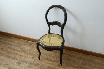 中古　柔らかな曲線を描くデザインが目を惹くバルーンバックダイニングチェア　(R-078183)