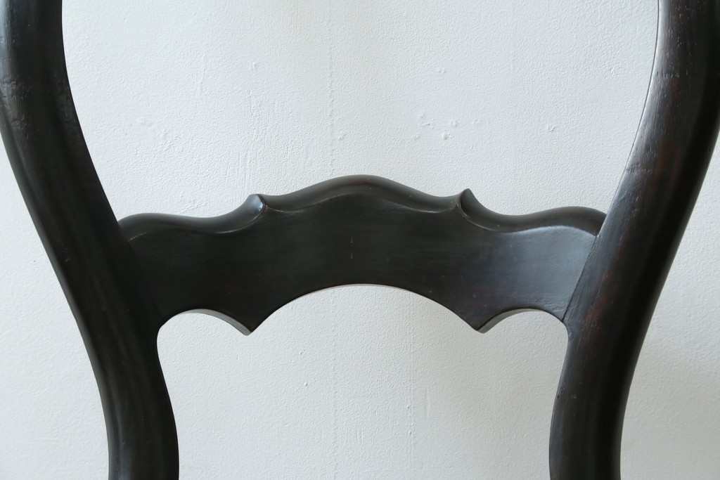 中古　柔らかな曲線を描くデザインが目を惹くバルーンバックダイニングチェア　(R-078183)