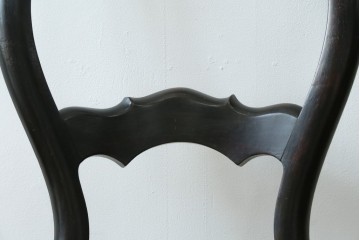 中古　柔らかな曲線を描くデザインが目を惹くバルーンバックダイニングチェア　(R-078183)