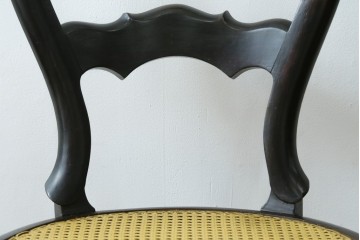 中古　柔らかな曲線を描くデザインが目を惹くバルーンバックダイニングチェア　(R-078183)