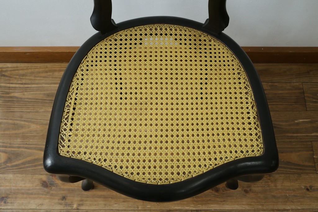 中古　柔らかな曲線を描くデザインが目を惹くバルーンバックダイニングチェア　(R-078183)