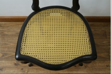 中古　柔らかな曲線を描くデザインが目を惹くバルーンバックダイニングチェア　(R-078183)